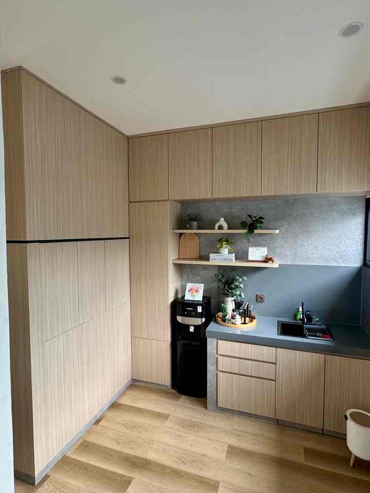 Mini pantry di rumahku dirancang dengan konsep simpel namun tetap fungsional. Dengan kabinet gantung bermotif kayu, semua peralatan dapur tersimpan rapi tanpa memakan banyak ruang. Penataan yang minimalis memastikan pantry tetap terlihat bersih dan nyaman digunakan sehari-hari, tanpa perlu dekorasi berlebihan.

#KitchenSetMinimalis #pantry #lantaiSpc #kabinetHPL #minipantry #rumahbaja #rumahkonstruksibaja #tangerang #perumahaanlama #rumahtipe72 
