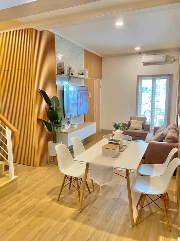 Halo tetangga, bagi aku suatu tantangan banget dalam mendekor rumah dengan lahan terbatas,karna rumah ini tidak terlalu luas jadi aku mengambil konsep open space yang dimana antara ruang tamu dan ruang makan saling terhubung. 
Rumah dengan konsep open space ini membuat suasana dirumah jadi lebih nyaman dengan penempatan furniture yang maksimal.

#sofaminimalis
#mejamakanminimalis
#wallpanel
#rumahopenspace
#rumahtanpasekat
#ruangtamu
#ruangkeluarga
#livingroom
#openspace