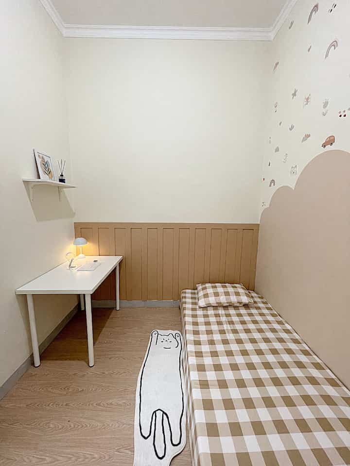 Kamar Anak di lahan 2,5 x 3 m.

Rumah kami hanya memiiki dua kamar salah satunya kamar depan ini yang menjadi kamar anak. Meskipun hanya di lahan terbatas kami berusaha memaksimalkan fungsi dari setiap perabotan dan meminimalisir banyak barang supaya kamar ini tetap terkesan hangat dan luas. Yang tentunya nyaman jika ditempati oleh anak kami nanti 🤍

#InspirasiKamar #InspirasiKamarAnak #CatTembok #Wallbaten #Vinyfloor #SpreiKotakKotak #KesetKucing #MejaIkeaLinmon #DekorasiKamar