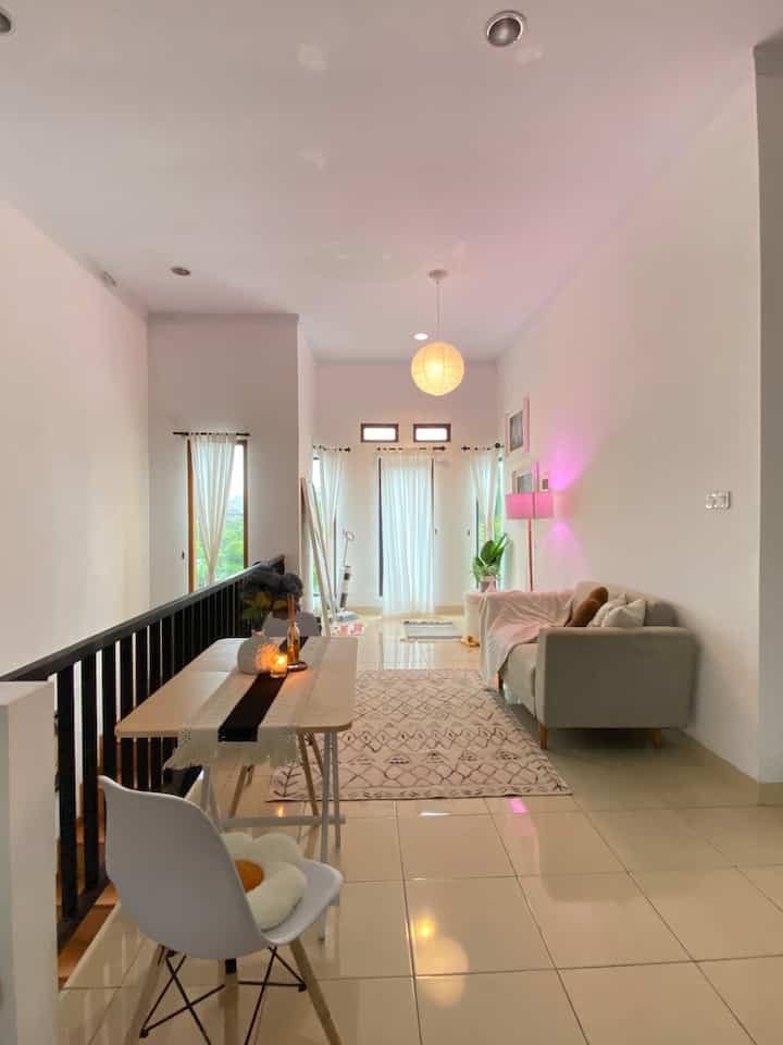 Open space home ala rumahaio ✨

Agak tricky memang yaa untuk rumah open space supaya terlihat menawan, memang harus memanfaatkan space yg tersedia dan pemilihan furniture yg pas untuk areanya

Dirumah kami, dari tangga (karena saat ini kami baru saja pindah rumah dan kami tinggal di lantai 2) langsung bertemu dengan sudut dekat jendela (foyer) dan living room, lalu kami ploting mini dining room di sebelah railing dan juga ada dapur bersih setelahnya.

Gak lupa juga memakai lampu lampu agar terlihat lebih menarik.

Ya memang untuk di lantai dua ini tidak ada dapur kotor ya, dapur kotor ada di lantai bawah, as soon as possible akan kita makeover 😉

#kitchenset #dapurbersih #diningroom #mejamakanminimalis #ruangtamu #foyer #karpetruangtamu #sofaminimalis #kursimakan #gordenputih #rumahopenspace #rumahtanpasekat 

