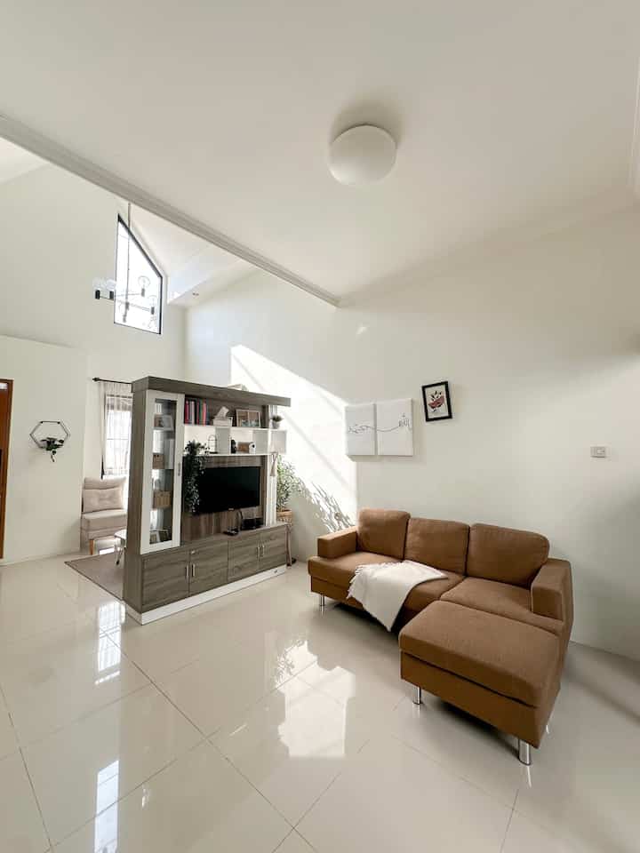 Rumah Open Space.
Halo tetangga!👋 Kali ini aku mau sharing mengenai tata letak dekorasi di salah satu bagian rumah kami. Jadi sebenarnya rumah kami ini berkonsep open space, namun pada bagian ruang tamu dan ruang keluarga diberi lemari sekat yang juga berfungsi sebagai backdrop tv dengan tujuan agar tetap privacy saat ada tamu dan tidak terlalu terlihat berantakan😅 Sengaja kami tidak menggunakan sekat yang permanen, dengan tujuan jika suatu saat ada acara keluarga yang membutuhkan ruangan luas, tinggal digeser saja lemari sekatnya. Semuanya dirancang sesuai kebutuhan kami.

#Sofaminimalis #LantaiGranit #Lemarisekat #backdroptv #mejatamu #sofatamu #karpetestetik #lampugantung #catdinding #rumahopenspace #rumahtanpasekat