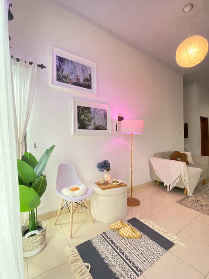 Sudut Aesthetic 💕

Sudut ini biasanya buat ngelamun liatin jendela sambil ngopi dan ngemil hehe 

#kursiminimalis #stoolmultifungsi #karpetbohemian #standingfloorlamp #pohonpisangartificial #catrumahminimalis #vasbunga #coverpot #tableware #nampanrotan

