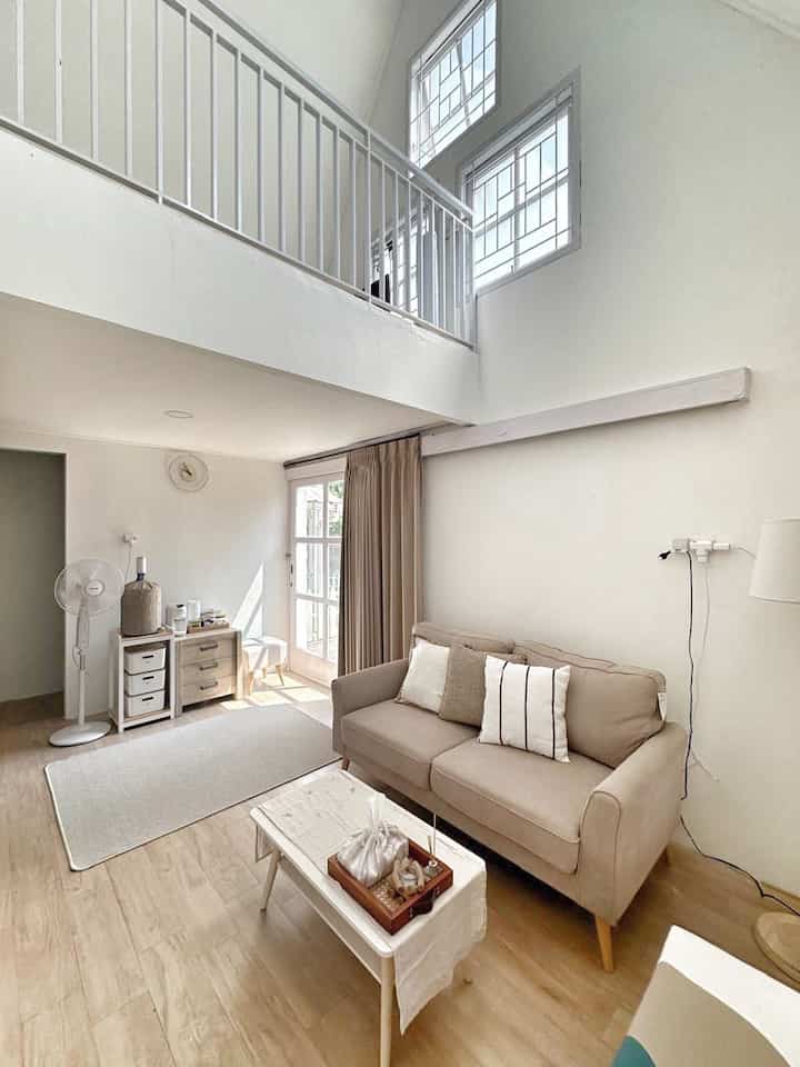 Ini adalah area open space dirumah ku, living room yang nyambung langsung ke dapur.  Dengan bukaan pintu sliding yang lumayan lebar area ini juga jadi tempat kami bersantai, ngopi-ngopi cantik sambil melihat “hijau-hijau” di halaman samping rumah 🥰

#transparantwoodenclock #mejanakas #bakianyamanrotan #lampulantai #squarestool #rumahopenspace #rumahtanpasekat