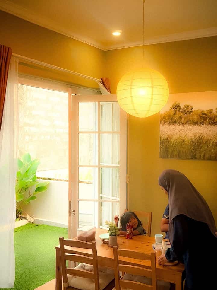Inner courtyard yang berada disamping dapur menjadi salah satu keputusan terbaik kami karena dengan adanya inner courtyard sirkulasi udara dan cahaya dirumah jadi sangat baik, suasana makan juga jadi lebih hangat, walaupun tidak  begitu besar cukup untuk anak anak bermain bersama disana, menjadi healing space yg private juga dirumah. 

#innercourtyard #tamanindoormungil #terasindoor #inspirasitaman #nevertoosmall #idetamanmungil 
