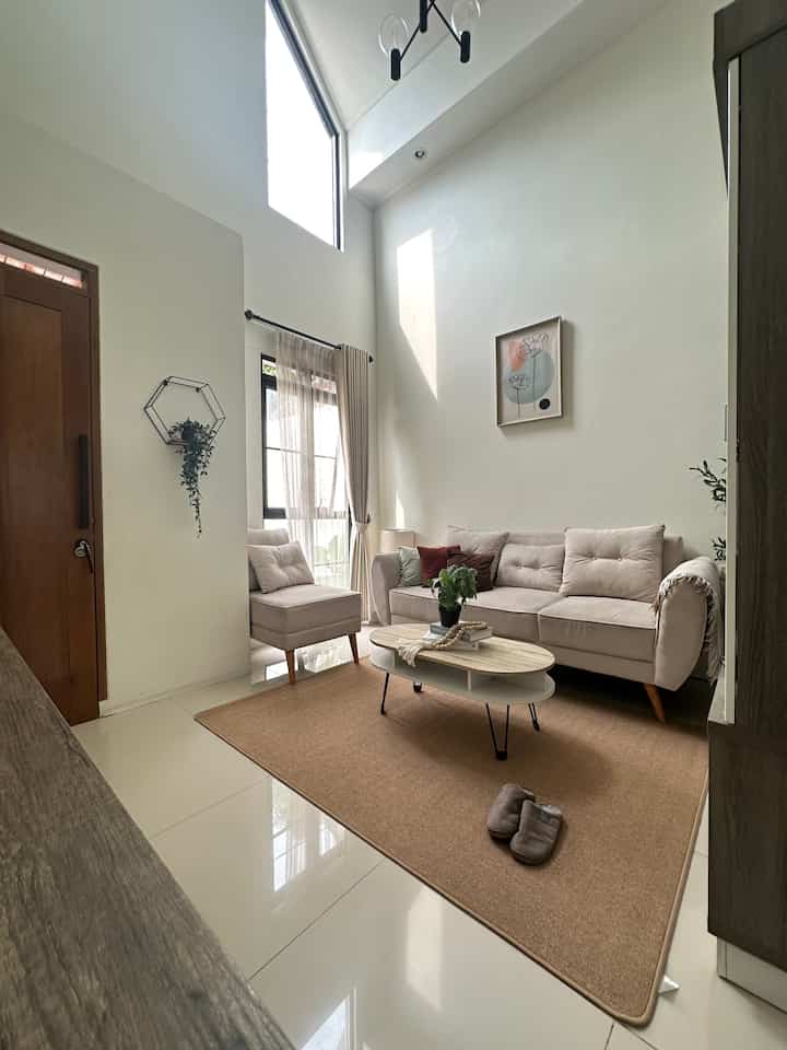 Inspirasi ruang tamu dengan dekorasi ala scandinavia yang didominasi dengan warna cream, coklat, putih dan sedikit sentuhan hitam.

#ruangtamuminimalis #livingroominspo #homedecor #scandinavianhouse #rumahscandinavia #sofaestetik #dekoralascandinavia