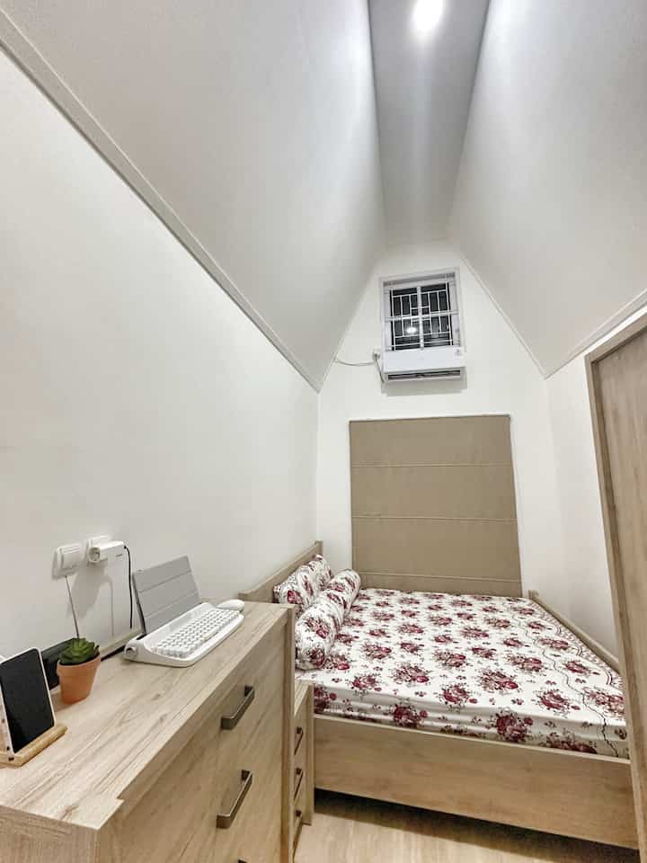 Buat kamar tidur jadi nyaman itu penting banget ya, buat kami yang tidak terlalu suka dekorasi di dinding inilah kamar tidur versi nyaman kami😘

#lacipakaian5tingkat #bluetoothkeyboard #tanamanartifisial #lampuvintage #reeddiffuser #tempattissukayu #bedroom #inspirasikamartidur #kamartidurminimalis 