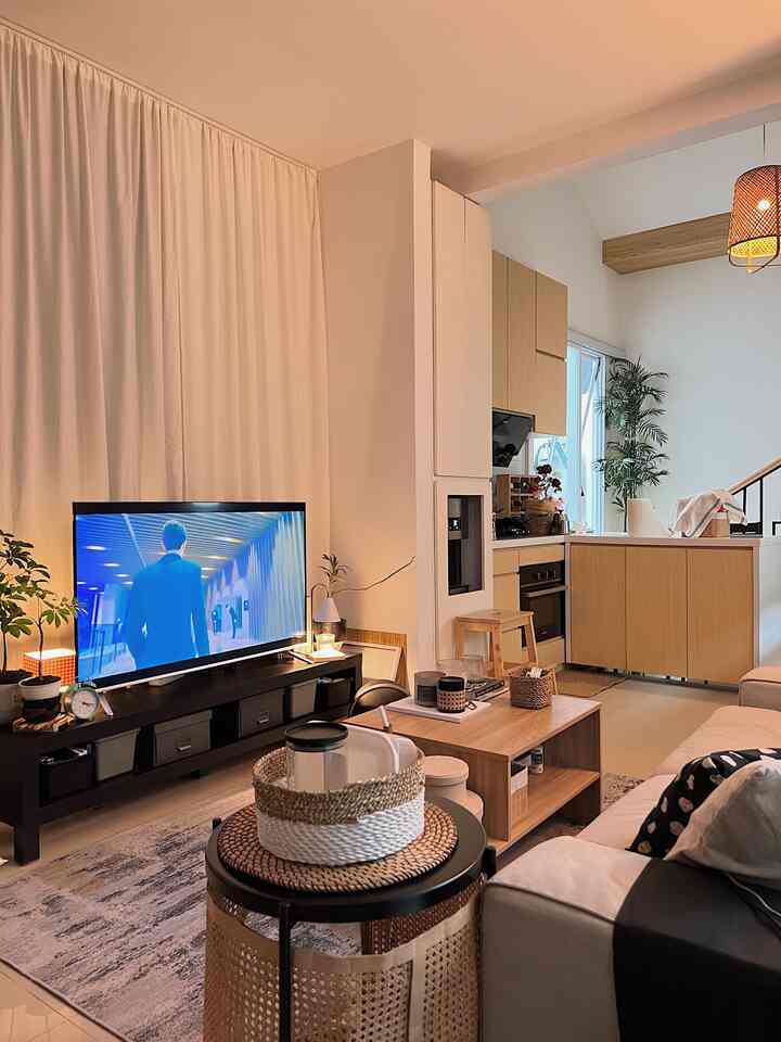 Open Space.

Lantai 1 casadirio, kami menerapkan sistem open space pada ruangan living room dan dapur. Pada saat memasak, living room kami tidak begitu terkena bau asap dapur karena di dapur kami banyak jendela terbuka, jadi sirkulasi udara langsung ke belakang daerah rumah kami. Lalu di daerah living room kami juga terconnecting dengan patio taman samping. Jadi, rumah kami banyak sirkulasi udara.

 #RumahOpenSpace #RumahTanpaSekat #KitchenSet #SofaMinimalis /
#KitchenSetMinimalis
#WarnaCatRumah #Cat