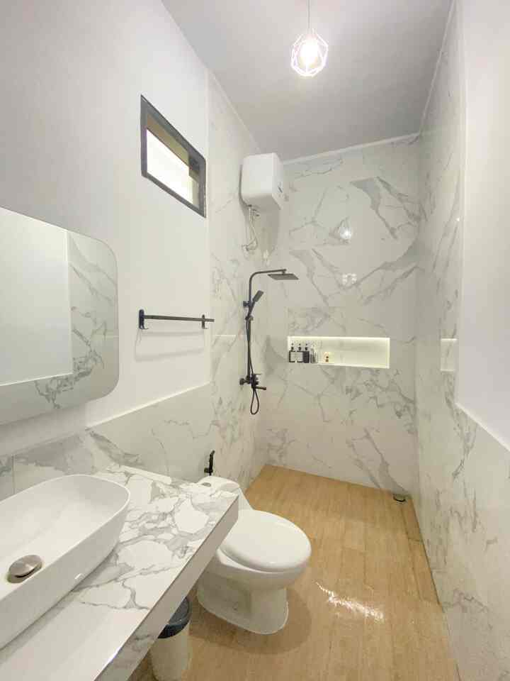 Untuk kamar mandi ini berada di master bedroom, mengusung tema japandi minimalis dengan perpaduan warna putih dan motif kayu. Ukuran kamar manddi ini 2.5x1.5m. Overall aku suka dengan konsep ini karna dengan pemilihan warna ini kamar mandi terasa lebih clean. Buatku, selain mengutamakan estetika, pemilihan material kamar mandi harus tepat agar perawatan mudah dan tidak licin. #kamarmandiminimalis #kamarmandijapandi #kamarmandi #inspirasikamarmandi #inspirasibathroom 