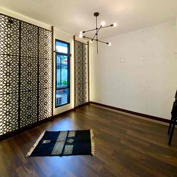 Inspirasi Mushola dalam rumah

Luas ruangan 3,6 x 2,8m (tidak full, karena bidang miring). Awalnya ruangan ini hampir tidak terpakai, hanya digunakan untuk transit barang sampai sepeda pun ada. Supaya ruangan ini lebih berfungsi kami memutuskan untuk makeover jadi mushola yang nyaman. Wishlist yang terlaksana dirumah punya mushola. Dan dari mulai leveling lantai sampai mirhob suami yang kerjakan. Semoga menginspirasi

#inspirasimushola #musholadalamrumah #designmihrob #mihrob #homedecor #lantaivinyl #musholaminimalis