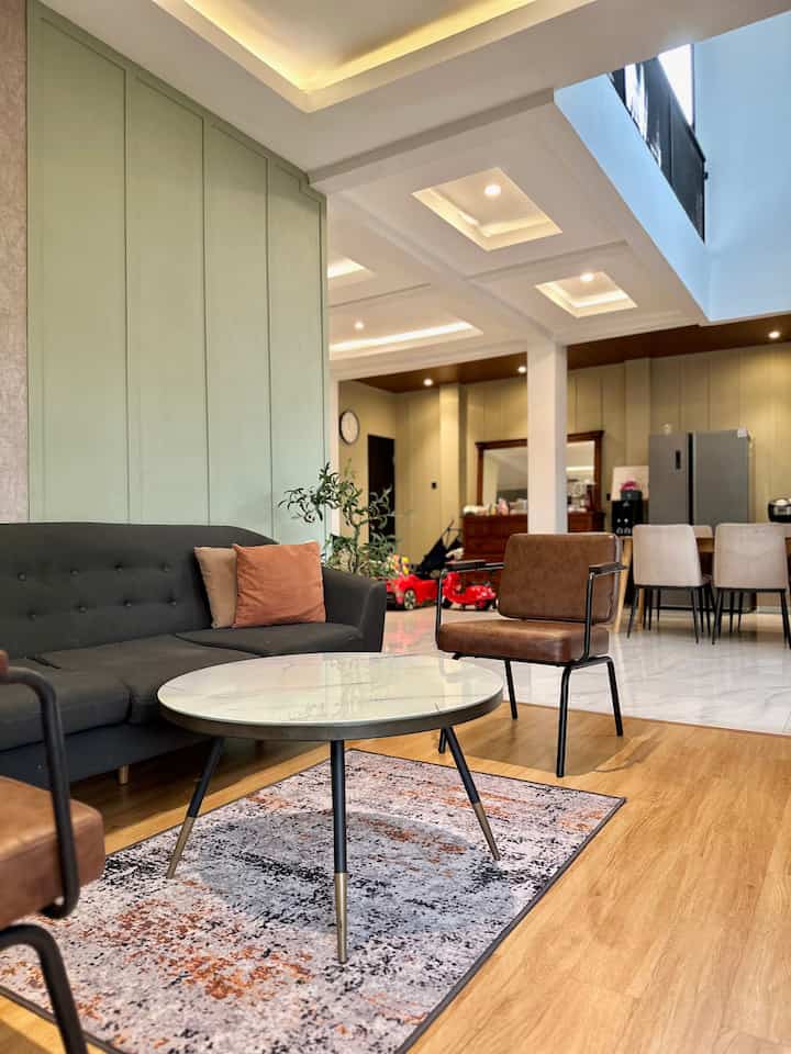 Hi Semua 

Saat masuk ke area living room, tidak hanya melihat sebatas area living room, tapi juga area dining room dan kitchen langsung terlihat, karena rumah kami
memang memiliki konsep open space. 

Kenapa memilih open space ? Karena dengan area terbatas yg kami miliki , jika kami batasi lagi dengan divider / pemisah ruang, maka area semakin terkotak-kotak dan terlihat kecil. Dibandingkan jika tanpa sekat, maka akan terlihat lebih luas secara menyeluruh.

Jadi gak perlu khawatir dengan space yang terbatas, masih bisa di siasati dengan cara ini salah satu nya, semoga menginspirasi 💙

#sofaminimalis #karpetminimalis #karpetaesthetic #spc #hmr #wallbaten #walldecor #ruangtamuminimalis #pvc #ruangmakanminimalis #rumahtanpasekat #rumahopenspace 