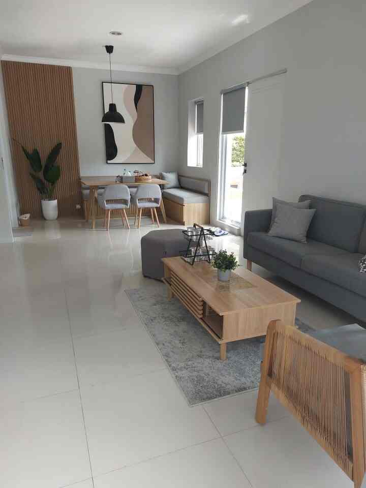 Konsep Rumah dengan Ruangan Terbuka atau Open Space selalu menjadi pilihan kami, begitupun di rumah kedua ini

Dengan konsep Open Space Rumah terlihat luas dan terang karena tidak ada sekat diantara ruangan satu dengan lainnya
Seperti dirumah ini antara Ruang Tamu dan Ruang Makan menyatu tidak ada sekat

#mejamakan
#sofaruangtamu
#mejatamu
#lampugantung
#tanamanartificial
#rumahopenspace
#rumahtanpasekat
