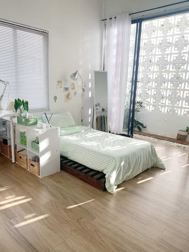 Kamar dan balkon disatukan, emang bisa?
Tentu bisa ya, dan privasi juga aman.
Dengan konsep open space, menyatukan kamar dengan balkon kamar akan lebih luas. Walaupun balkon disatukan dengan kamar, privasi tetap terjaga karena bagian luar menggunakan roster jadi sama sekali tidak terlihat dari luar. 

Untuk memisahkan balkon dan kamar menggunakan slidding door. Jadi tetap aman dan nyaman. 

Walaupun ukuran kamar cuma 3,5x3,5m apabila digabung dengan balkon yg cuma 1x3,5m akan sangat luas. Dan disisi lainnya masih bisa dimanfaatkan sebagai ruang kerja.

#kamartidur #lantaikamar #cartkamar #vennetianblind #sliddingdoor #palletkasur #RumahOpenSpace #RumahTanpaSekat