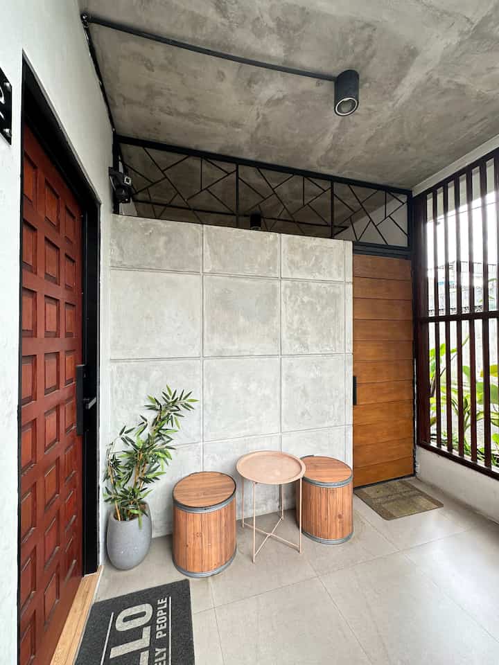 Hi Semua 

Di area teras ini, memiliki 2 pintu. Yaitu pintu utama yang mengarah ke area living room dan pintu samping yang mengarah ke area teras samping sekaligus dapur yang terkoneksi ke area lain nya.

Kenapa kami memilih untuk punya 2 pintu ? karena jika area living room sedang ada tamu, sedangkan ada anggota rumah / ART ingin masuk ke dalam rumah, tidak perlu masuk melalui pintu utama melainkan lewat pintu samping. 

Semoga menginspirasi 💙

#temboksemen #tembokindustrial #aciansemen #graniteabu #pintukayu #grc #pintugrc #kisikisikayu #rumahindustrial #semiindustrial #miniamlist
