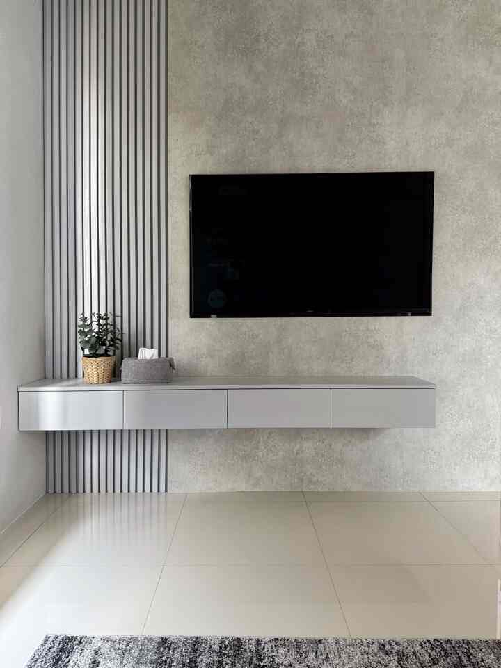Ruang TV minimalis kami di lantai 2 ini di design se nyaman mungkin, tidak terlalu banyak pernak pernik
Dengan backdrop TV menggunakan wallpanel dan HRM HPL dilapisi kertasive menambah kesan minimalis tetapi tetap estetik
Untuk rak tempel dibawah TV kami custom

Design wallpanel di dinding belakang sofa juga menggunakan bahan HRM dan HPL dengan warna senada abu-abu menambah kesan homey pada ruangan ini

Wallpanel dibelakang sofa juga berfungsi sebagai pintu kamuflase menuju tempat jemur dibagian belakang rumah di lt 2 ini

#ruangtv
#sofatv
#backdrop
#mejasudut
#ruangtvminimalis
#inspirasiruangtv
#livingroom
#wallpanel
#pintukamuflase
