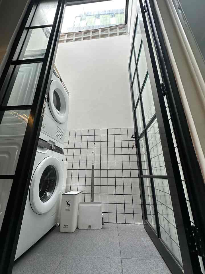 Ini laundry room di rumah kami, ukurannya kecil hanya 1x2 m saja, tapi ukuran ini cukup untuk dijadikan laundry room. 
Karna ukurannya yg kecil, kami gunakan mesin cuci dengan menumpuknya dengan dryer untuk menghemat tempat. 
Semoga menginspirasi untuk teman2 yg punya lahan yg sempit seperti rumah kami ☺️

#laundryroom
#solusiruangansempit
#laundryroomminimalis
#rumahminimalis
#areaterbatas
#areasempit
#rumahdigang