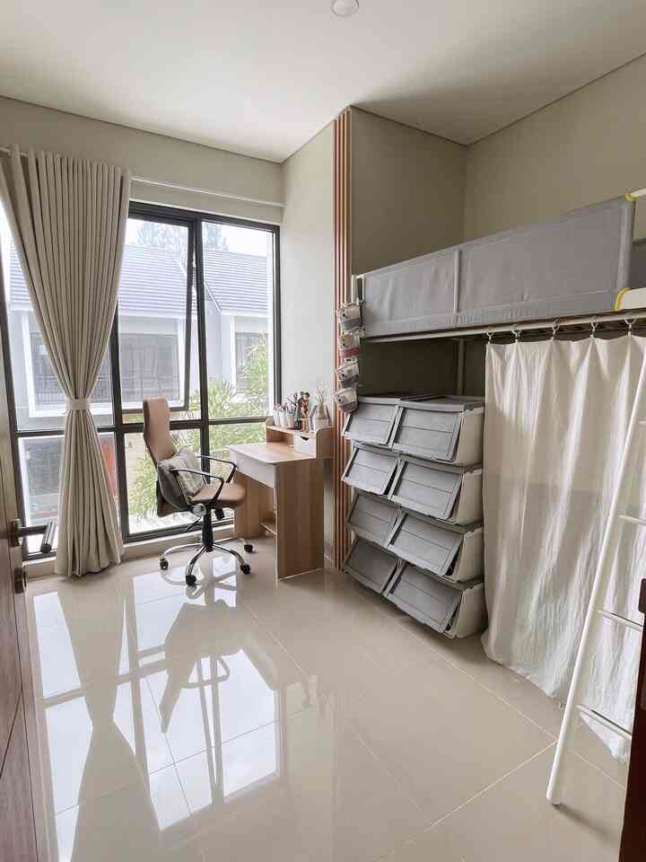 Kids Bedroom Inspo!
——
Setelah 2 tahun tinggal di rumah ini, akhirnya kesampean juga ngerapihin kamar yang tadinya fungsinya tuh gudang sementara jadi kamar tidur yang nyaman deh!

Sengaja pilih model ranjang tingkat, biar bagian bawahnya bisa tetap difungsikan sebagai gudang (lagi). Biar tetep estetik, bagian depannya ditutup storage tumpuk dan ada tirai kecil.

Lalu dibagian dekat jendela, aku bikin mini workspace. Enak banget kerja dengan view jendela besar seperti ini 💛

#kamartiduranak #workspace #bedroom #minibedroom #rumahcluster #kamarminimalis #kamaranak #kamartidur #kamarmungil #bunkbed 