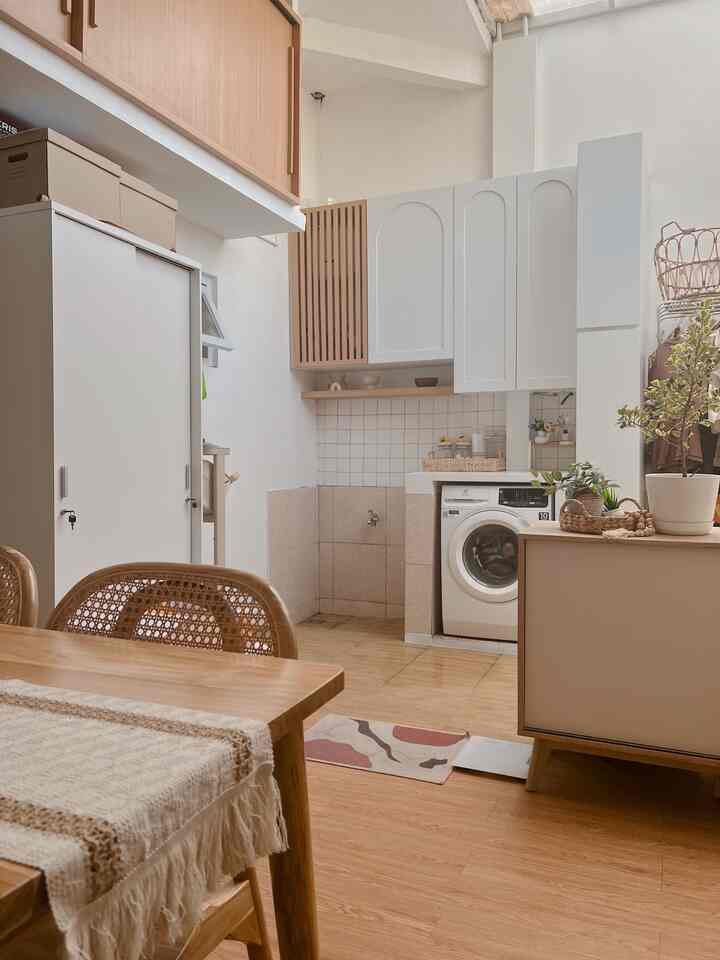 Laundry Room

luasnya 3x6 meter.
segaris laundry room ini: ada tempat wudhu (tempat cuci pakaian manual, tempat mesin cuci, dan tempat menjemur baju.
bagian atap menggunakan sliding door transparant. jadi pakaian bisa kering meski di jemur diruang tertutup.


#LaundryRoom
#AestheticLaundryRoom
#LaundryArea
#KoreanStyle
#LaundryInspo
#LaundryArch
#ArchDesign