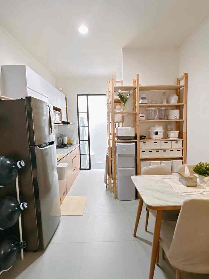 Ini lah ruangan open space di rumah kami, ruangan ini adalah dapur yg menyatu dengan dining room. 
Untuk rak penyimpanannya kami gunakan yg terbuka seperti menggunakan rak ivar ini. 
Agar ruangan yg sempit terasa lebih luas. 
Selain menyatu dengan dining room, dapur kami juga menyatu dengan laundry room. 


#dapur #ruangmakan #kitchenset #cat #ruanganterbatas #ruangancompact
#kitchensetminimalist 
