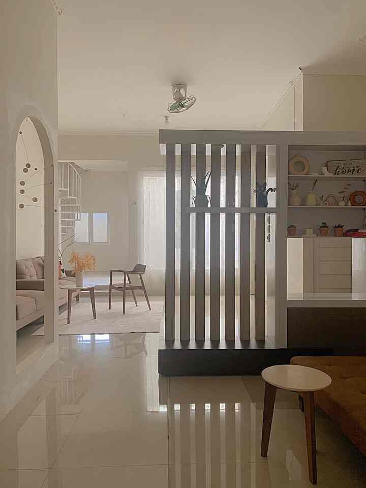 Ruangan dirumah kami ada sekat atau tembok pembatas semua. Hanya ruangan ini yaitu ruang tamu & ruang keluarga yang pembatasnya berupa partisi dan fleksibel bisa digeser. Partisi ini dibuat karena untuk menutupi area kamar mandi (dibelakang sebelah kanan partisi) yang bersebelahan dengan kamar utama. Jadi jika ada tamu datang masih ada privasi. Kami menggunakan furniture seperlunya  agar masih terkesan lebih luas walaupun menggunakan partisi. 
#WarnaCatRumah
#Cat
#RuangTamuMinimalis
#RuanganTerbatas
#RuanganCompact

