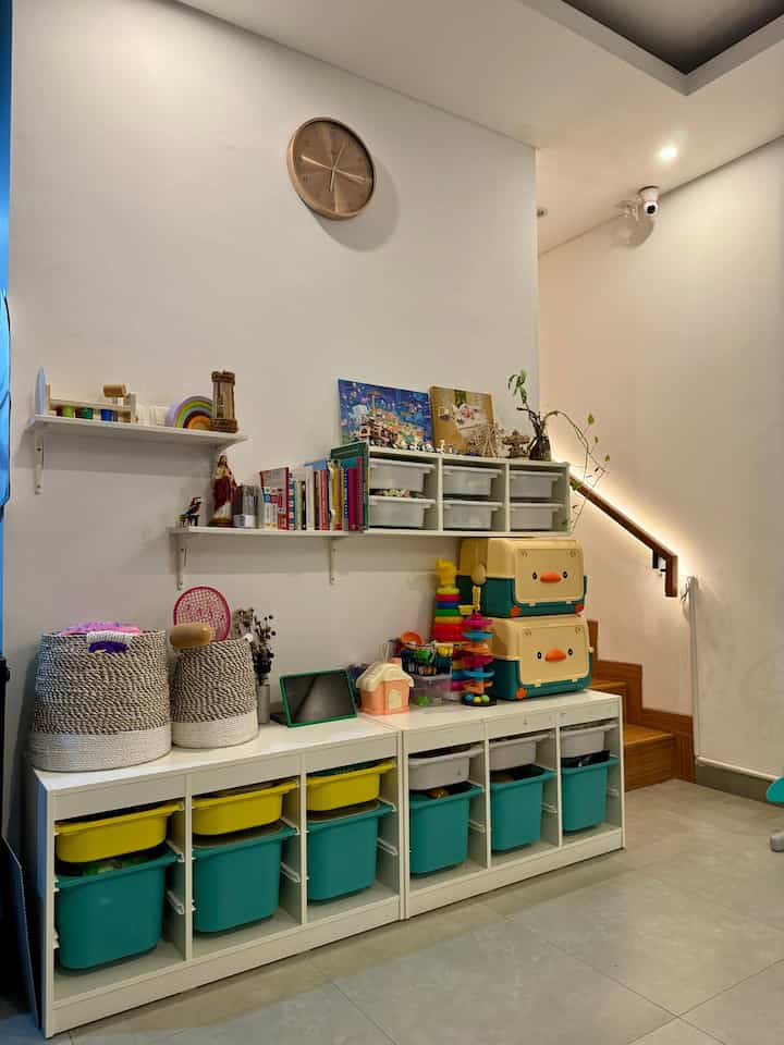 Transformasi ruang bermain anak. Pelan-pelan mulai ngerapihin spot ini walaupun tetep aja kalau lg waktunya main pasti berantakan semuanya hahahaa. Slide terakhir adalah kondisi beforenya, slide 1-3 adalah kondisi afternya. Gimana menurut tetangga online? Terlihat makin rapi kah? #playroom #minimalisthouse #tempatbermainanak #kidsroom #beforeafter #rumahdeveloper #tempatbelajaranak #kidsfriendlyhouse