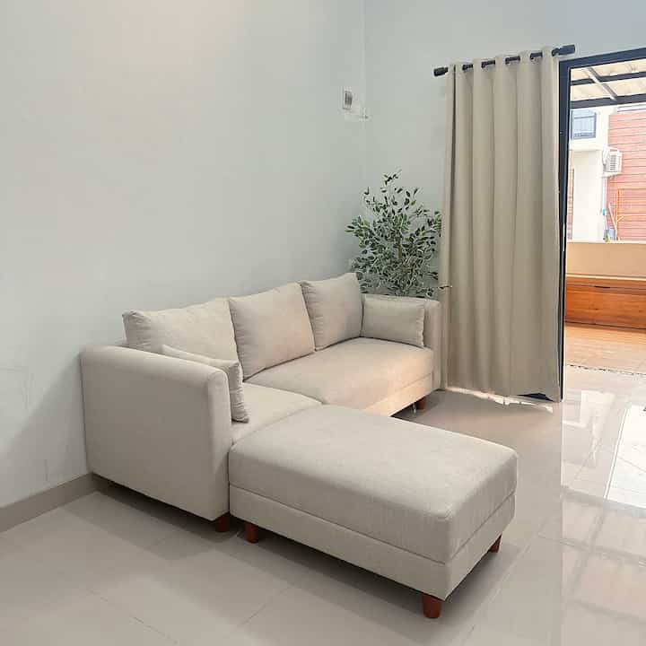 Spot paling favorit dirumah menurutku adalah sofa alias diruang tamu. Alasannya ? Karna paling enak buat rebahan 🫣
Selain itu paling enak metime di teras, jadi walaupun udah ada dudukan panjang tetep dikasih kursi teras biar ngeteh diteras makin nikmatt ☺️
Semoga menginspirasi dan jangan lupa follow 🫶


#sofaminimalis #pohonberingin #keramikteras #ketapang #kursiteras #inspirasiruangtamu #inspirasiteras #inspirasiterasminimalis #styleminimalismodern