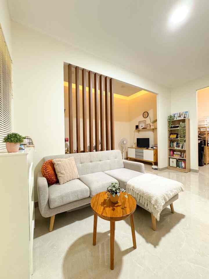 Design ruang tamu di rumah.rimara yg menyatu dengan ruang tv, ruang kerja, dan meja makan di sebelah kanan. Lebar & panjangnya masing2 sekitar hampir 6m.

Dengan konsep open space ketiga ruangan ini terlihat lebih luas.

Diaplikasikan panel COH untuk memberikan kesan ruangan terpisah antara living room dengan ruang tv & ruang kerja.

Semoga menginspirasi 🩵

#Cat #WarnaCatRumah #RuanganTerbatas #RuangCompact #InspirasiRumahOpenSpace #RumahOpenSpace 