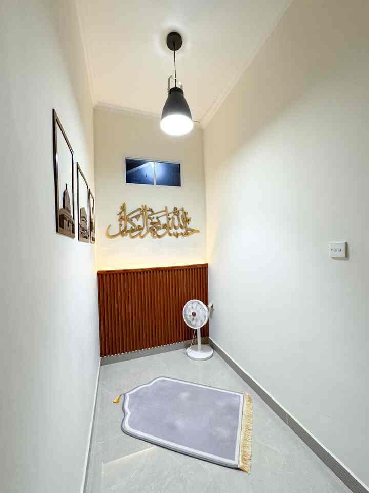 Memiliki ruang khusus untuk ibadah sehari-hari adalah impian mba rimara dan suami, supaya lebih fokus & nyaman dalam beribadah.

Semoga menginspirasi 🩵

#WarnaCatRumah #Cat #Wallpanel #Walldecor #InspirasiMusholaDiRumah 