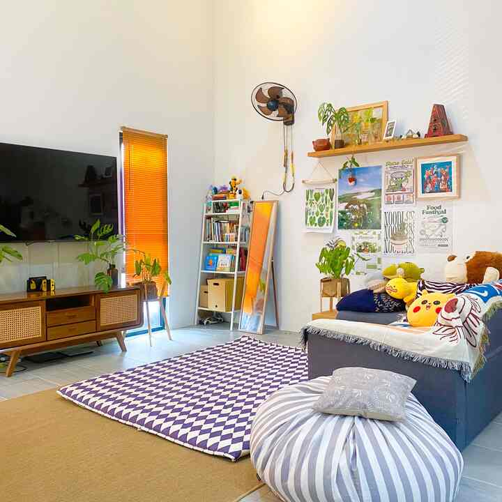 Ini adalah openspace terfavorit di omah jahar. Ruanh tamu yang menyambung langsung ke meja makan. Tempat berkumpul untuk sekedar menonton movie, makan dibawah bersama (kita suka sekali makan dibawah), tidur tiduran, sampai ketiduran beneran 🙂. Printilan seperti biasa kami bertema eclectic yang mana tidak ada tema tertentu tapi tetap dalam harmoni, menjadikan kita bebas membeli stuffs apa saja tanpa perlu senada dalam warna 😅 yang mungkin itu adalah masalah di sebagian orang. Namun tetap, hal terpenting dari rumah adalah orang orang yg ada didalamnya 🫶🏻✨
#sofaminimalis #ruangsantai #mejatvrotan #beanbagminimalis #tanamanindoor #karpetminimalis #selimutsofa #sofathrowblanket #rakikea #lampuikea #rumahopenspace #rumahtanpasekat