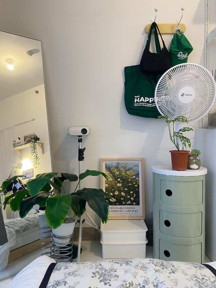 Furniture wajib yang bisa bisa bikin ruangan jadi lebih terkesan luas itu sudah pasti cermin ! 

#CerminEstetik #TanamanDekoratif #RakEstetik #RuanganTerbatas #RuangCompact