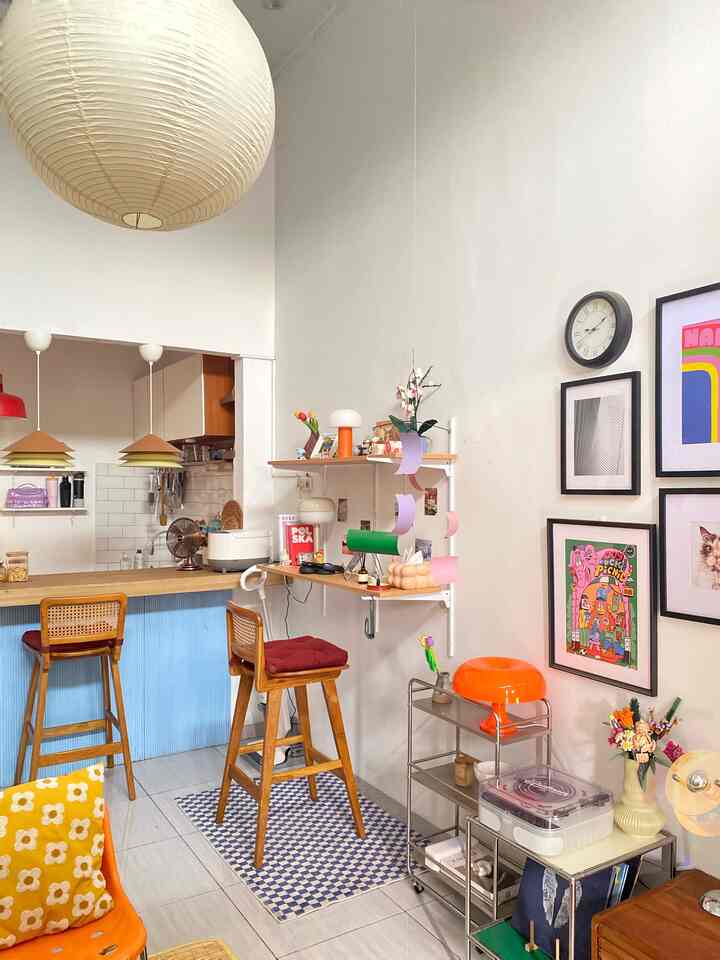 Area ruang tamu dan workspace yang langsung tersambung dengan dinning room maupun dapur kering jadi wujud open space pada rumah kami 🤍

Open space ini tercipta dari keinginan kami memaksimalkan setiap sudut di rumah. Sehingga dalam satu area ini bisa dimanfaatkan untuk sejumlah kegiatan mulai dari bersantai, bekerja, menyiapkan makanan, hingga memasak 🎶🍛👩‍💻👨‍💻

Ditambah ceiling yang cukup tinggi, memaksimalkan kesan open space pada area ini ✨

#ambalanminimalis #lampuestetik #rakminimalis #kursiestetik #mejaestetik #karpetestetik #RumahOpenSpace #RumahTanpaSekat #midcenturymodern