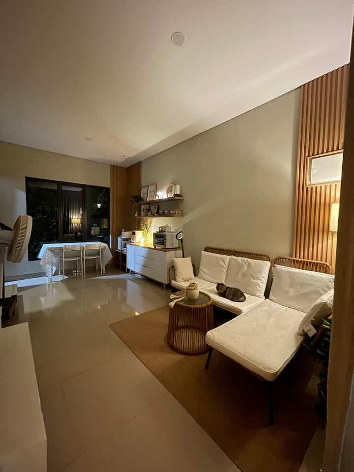 My open space home in night mode 🌃
——
Punya rumah dengan konsep open space emang sebenarnya tricky sih, karena kalo satu spot berantakan, bikin efek seluruh ruangan ya ikut ga enak diliat juga. Makanya aku siasati dengan tidak banyak barang dan memilih cabinet berukuran 120cm untuk penyimpanan perintilan.

Meminimalisir warna yang digunakan dalam interiornya pun membut ruangan ini terasa lebih rapih dan nyaman!

#warnacatrumah #aksenkayu #wallpanel #sofaestetik #sofaL  #RumahOpenSpace #RumahTanpaSekat #nightmode