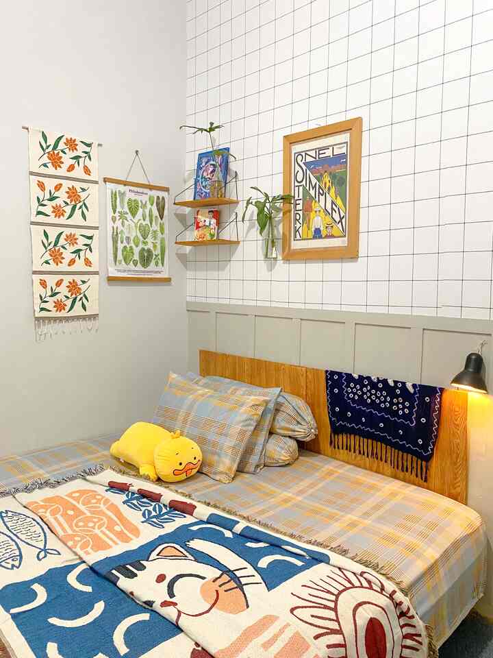 Kamar tidur kami adalah tempat ternyaman tentunya, karna bisa melepas lelah setelah berkegiatan seharian. Sprei katun, warna yg warm tone, dan beberapa pajangan dinding, sudah cukup membuat kami nyaman🤍
#ruangtidurminimalis #warmtone #selimutsofa #spreikotakkotak #pajanganminimalis #tanamanindoor 