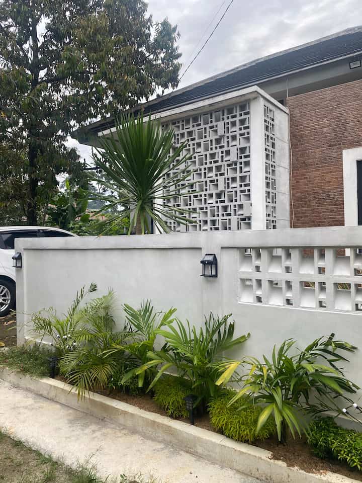 Tema fasad dari rumahku adalah semi industrial. Penggunaan roster dan keramik motif bata menjadikan kesan industrial pada rumahku. Semoga menginspirasi 🥰 

 #pagarrumah #pagarrumahminimalis #warnacatpagar #catrumah #mowilex #inspirasifasad #stylefasad #semiindustrial
#rumahindustrial 

