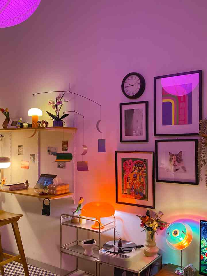 Suasana malam pada salah satu sudut rumah kami yang dimanfaatkan sebagai area bersantai 

Area ini biasa kita pakai untuk mendengarkan musik dari turntable vinyl player, menonton film di area workspace maupun tempat memajang sejumlah mainan koleksi

#lampuestetik #moodlamp #rakminimalis #ambalanestetik #wallhangingdecor #legoflower #midcenturymodern 