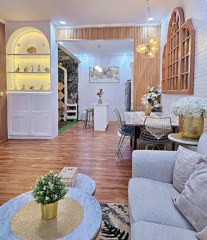 Luas tahan dirumah casadeharsa hanya 78m2, dan luas bangunan hanya dibangun dilahan 60m2, karena luas tanah didepan rumah sebesar 18m2 digunakan untuk teras dan carport. Jadi kami menggunakan open space / open plan di living room agar rumah terkesan lebih luas.
.
#sofaminimalis #karpet #tanamanartificial #dekorasimeja #dekorasidinding #cushionsoda #rumahopenspace #rumahtanpasekat #rumahlahanterbatas #inspirasirumah #openspace #openplam