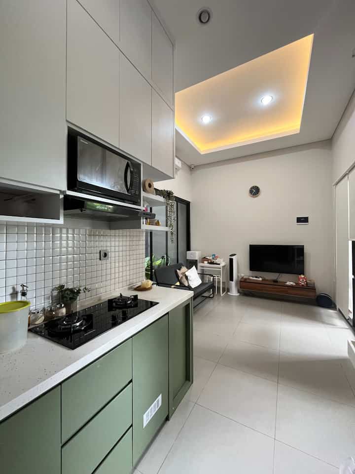 Rumah kecil, ruang besar! ✨🤍 ini penampakan ruangan kami yang nyambung antara dapur dan ruang keluarga. 

Semuanya ngumpul jadi satu disini. Gimana menurut tetangga online?

#RumahOpenSpace #RumahTanpaSekat #LantaiGranit #KabinetTV #AirCooler #LampuLED