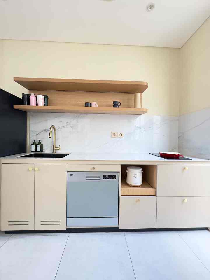 Memiliki dapur segaris yg berukuran hanya 2.2 meter ini membuat kami harus berpikir keras, bagaimana caranya menata barang-barang agar tidak berantakan. 

Salah satunya adalah dengan membuat custom laci kabinet berukuran besar. Tujuannya agar semua perabotan terakomodasi dgn baik dan ditambahkan rak ambalan dengan aksen lampu LED supaya tampilan lebih cantik.

#KitchenSet
#KitchenSetMinimalis
#WarnaCatRumah
#CatDinding 
#KitchenOrganization
#RuangMakanRapi
