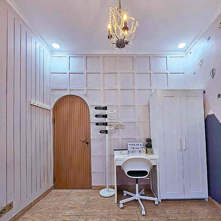 Kamar anak ini di makeover dengan biaya yg sangat affordable dengan menggunakan GRC (anti rayap) untuk 3 sisi dinding dan 1 sisi dinding lainnya kami gambar sendiri yg banyak orang kira hasil desain mural padahal hasil gambar dan cat sendiri😁😁.
.
.
#dindingkamar #grc #cattembok #dindingmural #dindingseni #dindingestetik #mejakerja #lemari #gantunganpakaian #kursikerja #materialrenovasi #materialmurah #inspirasikamartidur #inspirasikamaranak