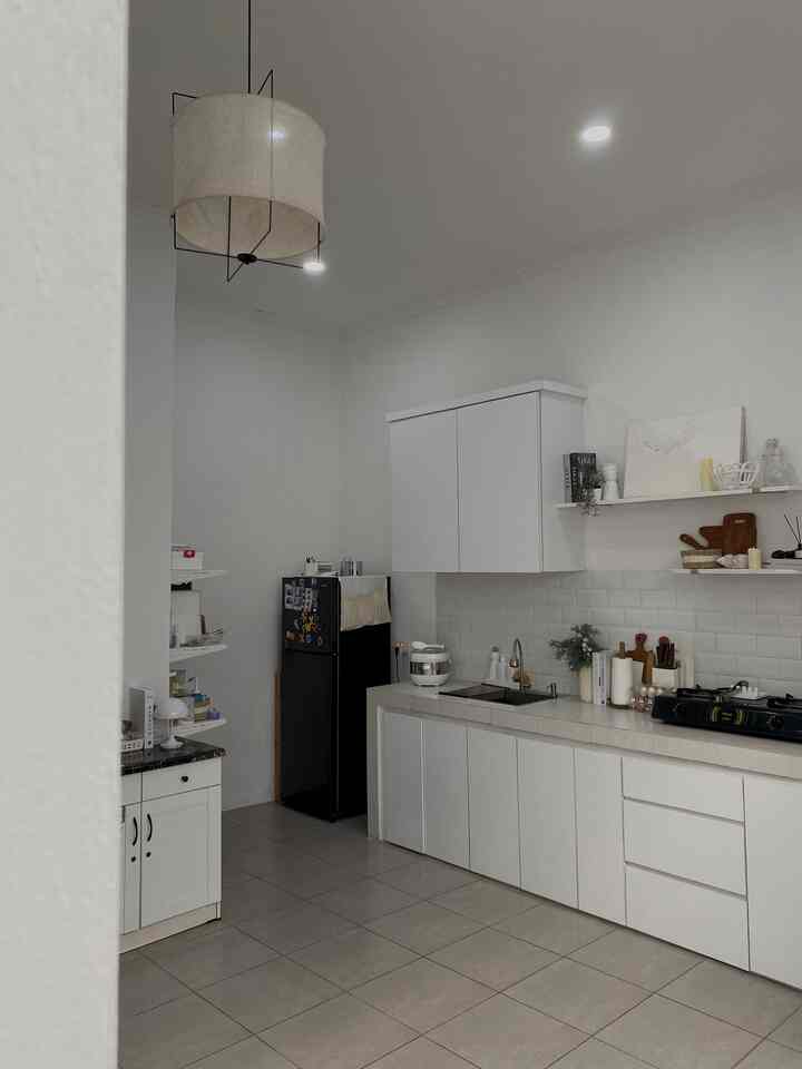 • Sudut Dapur Bisa Jadi Pantry •

Selain penyimpanan di dalam kitchen set, kami juga membuat mini pantry di sudut ruangan dapur. Awalnya karena kami butuh penyimpanan untuk galon & stok beras. Karena space yang terbatas jadi kami memilih untuk pakai Boaxel dari Ikea. Mini pantry ini untuk menyimpan beberapa elektronik seperti oven & airfryer, alat baking, vitamin, tepung, pasta, dan beras, sedangkan di bagian kitchenset untuk keperluan masak, alat masak, dan alat bebersih ✨🙌🏻

#KitchenSet #LampuGantung #LemariDapur #KitchenOrganization #RuangMakanRapi