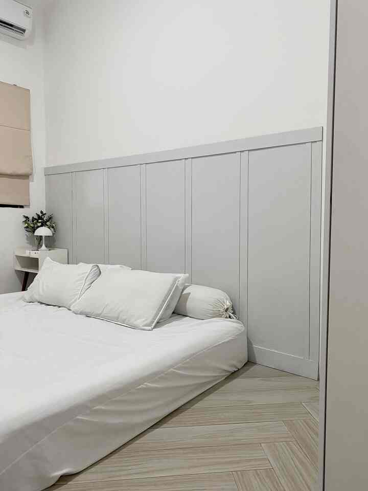 •Ubah Suasana Kamar Dengan Wallpanel Low Budget•

Untuk suasana yang beda kami menambah wallpanel di dinding, wallpanel ini kami buat sendiri dengan hmr board lalu kami cat dengan dulux easy clean “ghost grey”. Selain sebagai dekorasi dinding, wallpanel ini juga sebagai pembatas antara kasur & lemari. Budget untuk membuat wallpanel ini dibawah 300.000.

Menurut kalian worth it ngga? ✨🙌🏻

Slide 1-4 : kamar saat ini
Slide 5 : kamar sebelum kami renov

#wallpaperdinding #wallpanelestetik #warnacatkamar #materialrenovasi #materialmurah
