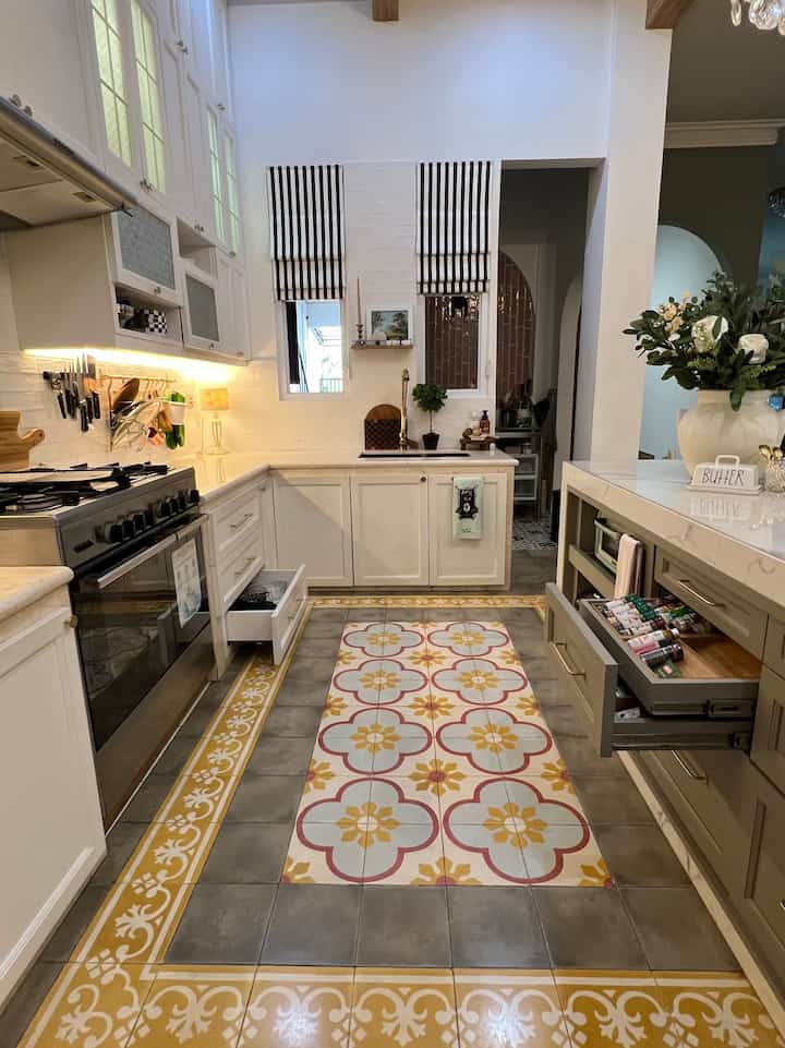 Mengatur penyimpanan di area dapur secara efektif dapat menghemat waktu, mengurangi stres, dan memaksimalkan fungsionalitas. 
#rumahlimut menerapkan beberapa hal penting dalam mengatur area ini:

1. Tata Letak dan Alur Kerja
	•	Kitchen work triangle: Kami memastikan kulkas, wastafel, dan kompor membentuk gerak segitiga yang efisien untuk meminimalkan pergerakan yang tidak perlu.
•	 Zona: Kami membagi dapur menjadi beberapa zona (persiapan, memasak, membersihkan, menyimpan, dan menyajikan).

2. Solusi Penyimpanan
•	 Declutter First: Singkirkan barang-barang yang tidak lagi  digunakan.
•	 Maksimalkan Ruang Vertikal: Gunakan rak, kait, atau wadah yang dapat ditumpuk.
•	 Pull-out Drawers dan Lazy Susans: membuat lemari yang dalam lebih mudah diakses.

3. Barang yang Sering Digunakan
•	 Menyimpan barang yang kami gunakan setiap hari dalam jangkauan yang mudah.
•	 Mengelompokkan alat serupa bersama-sama (misalnya, alat kue di dekat oven, pisau di dekat talenan).

4. Pelabelan dan Kategorisasi
•	 Label wadah, terutama untuk rempah-rempah, biji-bijian, dan bahan kering.
•	 Gunakan wadah yang jelas untuk visibilitas dan kesegaran, misalnya berbahan kaca & kedap udara.

5. Ruang Meja/Countertop
•	 Menjaga agar area counter tidak terlalu banyak barang agar pekerjaan persiapan lebih nyaman.
•	 Yang terletak di meja hanya peralatan yang kami gunakan sehari-hari, selebihnya kami simpan di dalam laci dan tidak terlihat.

6. Kulkas dan Pengaturan Pantry
•	 Mengelompokkan makanan berdasarkan kategori (misalnya, susu, sayuran/buah, sisa makanan).
•	 Menggunakan wadah atau keranjang untuk menyimpan barang yang lebih kecil.
•	 Menerapkan sistem FiFo “first in, first out” untuk semua bahan makanan.

7. Pencahayaan
•	 Memastikan ruang kerja cukup terang dengan pencahayaan. Dengan menyiapkan lampu di bawah kabinet untuk meja.

8. Keselamatan
•	 Menyimpan benda tajam dengan aman (misalnya, blok pisau atau strip magnetik).
•	 Menyimpan barang-barang berat setinggi pinggang untuk mencegah kecelakaan.

9. Kustomisasi
• Menambahkan fitur pribadi seperti rak rempah-rempah atau saklar untuk pengisian daya handphone.

10. Pemeliharaan
•	 Membersihkan dan merapikan secara teratur.

Di #rumahlimut untuk kegiatan di dapur ada beberapa area penyimpanan, yaitu:
♣️ Kitchen Set Kabinet: menyimpan serving plates, mangkuk, peralatan masak, loyang, tempat sampah & alat kebersihan tersembunyi, dll.
♣️ Meja Island: menyimpan bumbu light seasoning, peralatan masak elektronik, tempat sampah tersembunyi.
♣️ Meja Countertop: menyimpan bumbu masak & peralatan yang dipakai setiap hari.
♣️ Walk-in Pantry: menyimpan stock bahan makanan & bahan kue, serving plates, teacups, mugs. 
♣️ Area Baking: menyimpan bahan kue & peralatan yang dipakai setiap hari.

#KitchenSet 
#KitchenSetMinimalis 
#whitekitchen 
#KitchenOrganization #ruangpenyimpanandapur 
#walkinpantry
#pantry
#dapur
#rakpenyimpanan
#rakikea
#boxorganizer
#talenancatur
#topleskaca
#topleskacatinggi
#chopperphilips
#mixerKitchenAid
#mixerSinmag
#boxIkea #organizerikea #organisasipenyimpanan 
#laciIkea #organisasilemari
#airfryer #oventoaster #rakbumbuputar #rakbumbulaci #tarikanlacigold #vasbungarustic 
