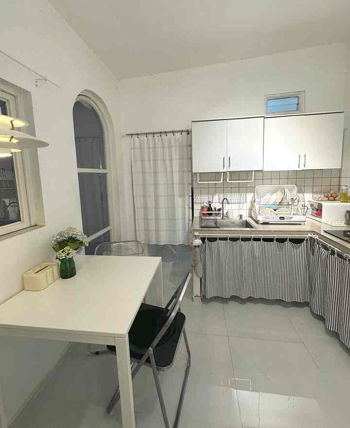 Tips Penyimpanan Dapur Mungil☕️🫶🏻
• Memasang cabinet dapur atas untuk menyimpan piring & stock makanan kemasan.
• menggunakan rak piring dengan UV Dish dryer dengan size besar yg bisa muat banyak cucian.
• menambahkan rak besi di sisi kanan kompor, bagian atas untuk menyimpan gelas & tumblr. Bagian tengah untuk membuat minuman & menempatkan rice cooker. Bagian bawah untuk menyimpan elektronik.
• diatas kompor tersedia rak penyimpanan terbuka untuk panci supaya lebih tertata rapi & mudah diambil ketika akan digunakan.
#kitchenset #kitchenminimalist #rakpiring #dishdryer #rakdapur #rakminimalis #rakbesi #rakpanci #penyimpanandapur #kithcenorganization #ruangmakanrapi