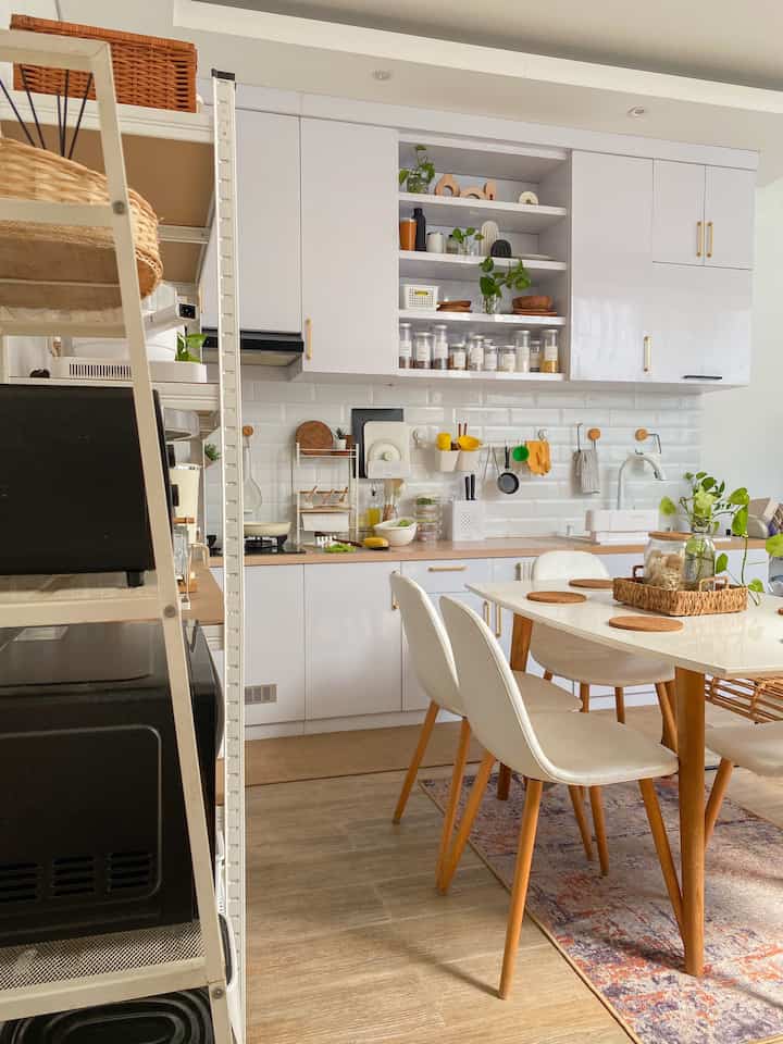 Emang Bisa Dapur Rame tapi Tetap Rapi ?? ✨

bisa ko, meskipun banyak barang di dapur yang bertebaran di open shelf — di lemari susun terbuka — di dinding backsplash tapi tetep rapi, coba tips ini deh . . 

* pakai toples yang sama disimpan berjajar di open shelf, selain mudah dijangkau looks nya pun tetap cantik dan rapi
* pemakaian lemari susun yang terbuka membuat perlengkapan dan peralatan dapur lebih accessible, tapi pastiin items yang banyak seperti stock makanan, cemilan, dan bumbu masakan pakai box storage yang tertutup supaya gak keliatan warna warni dan terkesan rapi
* manfaatin dinding backsplash dengan memasang hook untuk menggantung peralatan dapur
* pakai rak susun dan tempat bumbu stackable supaya bisa muat banyak tapi tetap space saving

dan yang paling utama pastiin semua kombinasi warnanya tetap senada, supaya nyaman diliat 

gimana, meskipun banyak barang yang ga disimpan di lemari tertutup bisa juga kan tetap keliatan rapi ?

semoga menginspirasi ✨

#MejaMakan
#RakSusun
#KesetDapur
#Karpet
#ToplesBumbu 
#KitchenOrganization
#RuangMakanRapi
#InspirasiDapur


