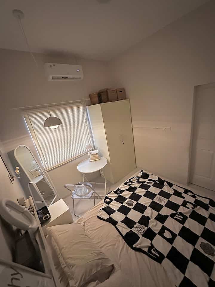 Kamar tidur mungil minimalis🤎
#lemariminimalis #lemaribesi #lampugantung #lampujamur #divanminimalis #divanikea #standmirror #kacalantai #materialrenovasi #materialmurah
