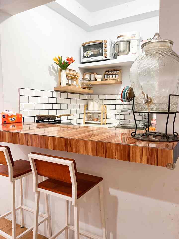 Dapur mini belum mempunyai kitchen set, tapi penggunaan rak seperti di foto ini sudah bisa jadi salah satu opsi jika ingin memiliki penyimpanan lebih didapur minimalis kalian 🫶🏻

#kitchenset #wallpaperdinding #warnacatrumah #kitchenorganization #ruangmakanrapi #ruangmakan #mejadinner #mejamakanrapi #mejamakan #ruangmakanminimalist 