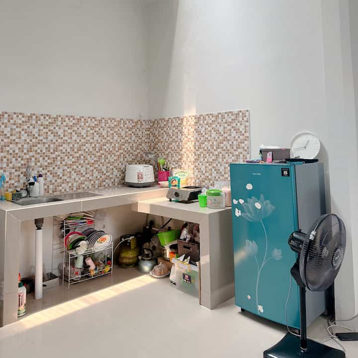 Perjalanan renovasi dapur Low Budget🍃
Budget yang dikeluarkan buat bikin dapur jadi estetik ga lebih dari 2jt ! 
Yapsss karna low budget jadi sebisa mungkin pakai bahan yang murah tapi berkualitas 
Dimulai dari merubah dinding dapur pakai sticker tapi kurang Rapih dan bergelombang diganti pakai wallpaper dinding, better lah daripada sticker 
Lanjut tambahin ambalan diatas dapur biar lebih minimalis dan pakai gorden kolong dapur biar aib ga keliatan 😌 
Yang terakhir pasang penutup kolong dapur budget 1.3jt udah terima jadi. Yang mau samaan bisa pasang sendiri pakai kayu jati belanda dan anyaman rotan nya beli di marketplace. Semoga menginspirasi jangan lupa follow 🫶

#kipasangin #jamdinding #ricecooker #stickerdinding #wallpaperdinding #ambalandapur #fejkaikea #rakbumbudapur #nereby #tempatminyak #gordenkolongdapur #lampusensor #penirispiring #rakdapur #kayujatibelanda #anyamanrotan #MaterialRenovasi #MaterialMurah