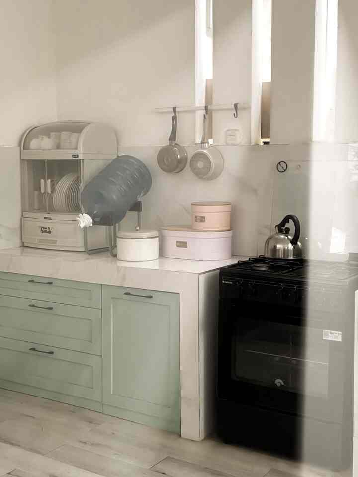 mengakali storage untuk dapur dan ruang makan compact bisa menggunakan barang-barang yang sudah dicantumkan, tidak hanyak rapih tapi juga cantik :) #KitchenStorage #BreadBox #RakPiring #RelDinding #KitchenOrganization #RuangMakanRapi