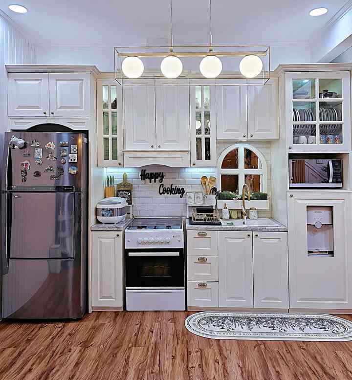 Dapur segaris di rumah Casa de Harsa  ini ukurannya hanya panjang 3,1 m x lebar 2,7 m. Walaupun terbatas namun semua peralatan masak dan makan disusun dan disimpan rapih dengan menggunakan box storage atau “shelf insert”. Selain itu tips supaya dapur terbatas tetap rapih harus rajin decluter, dan hanya membeli alat masak atau peralatan makan seperlunya.
#kitchensetminimalis #kitchenset #dapurmodern #dapurcantik #vinly #lampugantung #dapurestetik #walldecor #kitchenorganization #ruangmakanrapi



