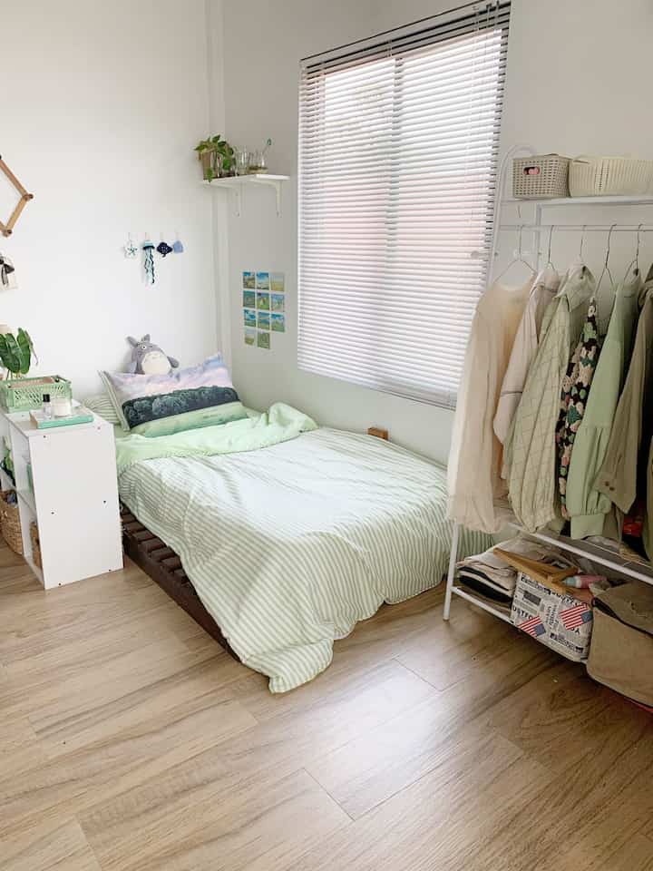 Barang atau material yang affordable versi aku 

Vennetian blind adalah barang yang affordable. Tahan lama, mudah dibersihkan, praktis dan yang paling penting menambah keestetikan ruangan. 

Granit vinyl adalah barang affordable berikutnya. Dibandingkan menggunakan stiker vinyl, vinyl lem atau pvc yg banyak kekurangannya lebih baik menggunakan granit vinyl karena minim perawatan dan tahan lama. Worht it dengan harganya.

#vennetianblind #catkamar #tirai #granitvinyl #rak 
#MaterialRenovasi #MaterialMurah
