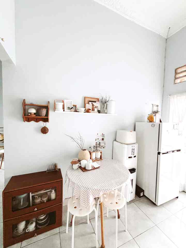 rak dan wadah tersembunyi yang bikin lega. di rumah bener2 cuma pake 1 lemari kecil ini buat naro peralatan makan yang cuci kering pake🤭😅 karena space terbatas jadi memanfaatkan tempat yang ada
#kursibakso #rakpenyimpanan #rotanbali #ricebox #karpet #hangingdecoration #KitchenOrganization #RuangMakanRapi